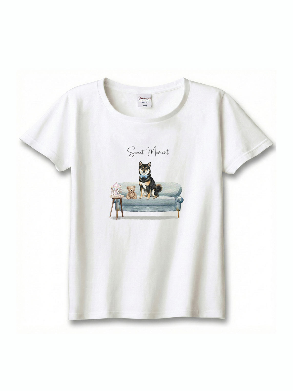 柴犬（黒柴）がプリントされた「ソファーで遊ぶ犬」Tシャツ