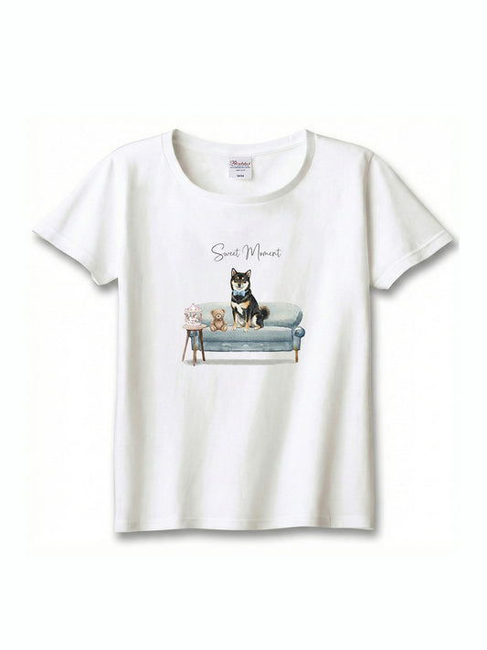 柴犬（黒柴）がプリントされた「ソファーで遊ぶ犬」Tシャツ