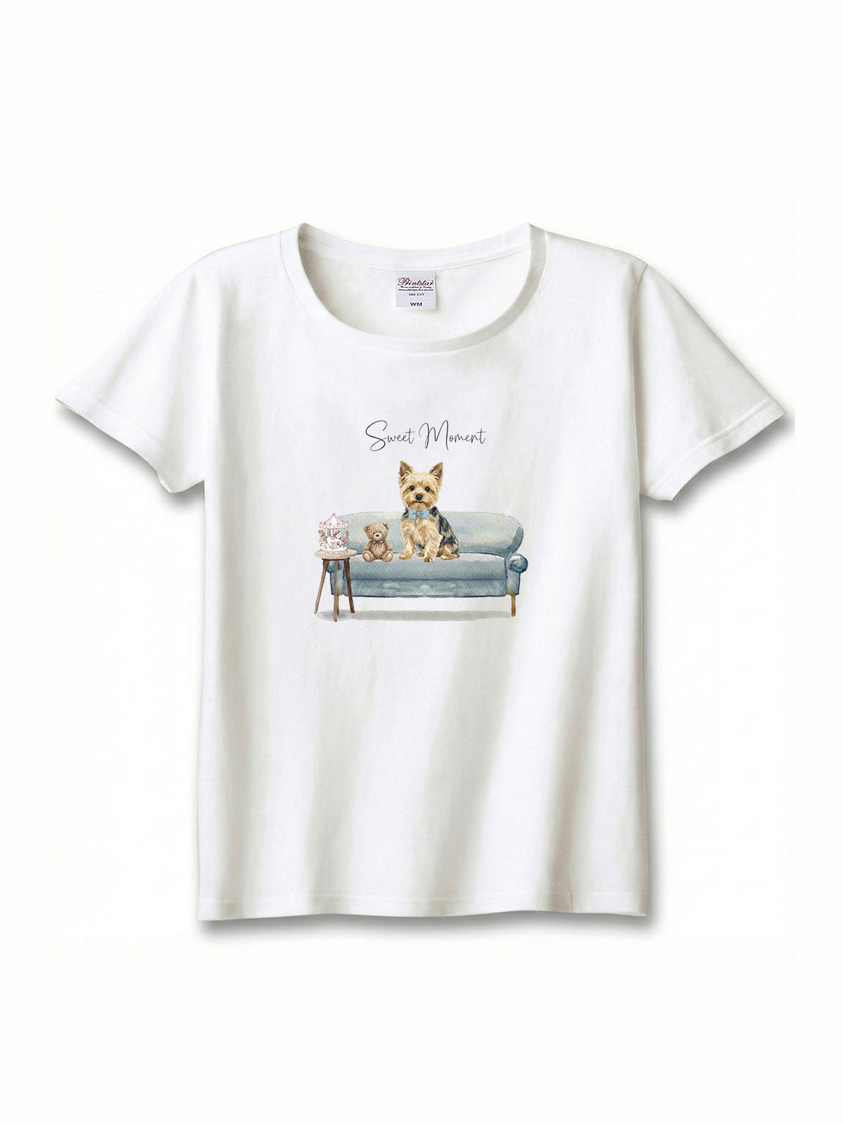 ヨークシャーテリア（ブラック＆ゴールド）がプリントされた「ソファーで遊ぶ犬」Tシャツ