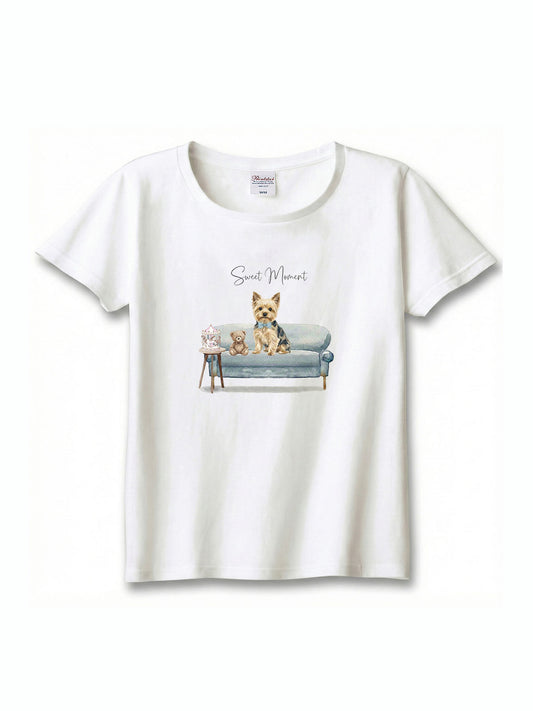 ヨークシャーテリア（ブラック＆ゴールド）がプリントされた「ソファーで遊ぶ犬」Tシャツ