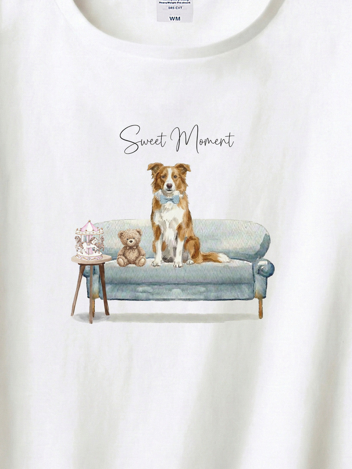 ボーダーコリー（レッド＆ホワイト）がプリントされた「ソファーで遊ぶ犬」Tシャツ（アップ）