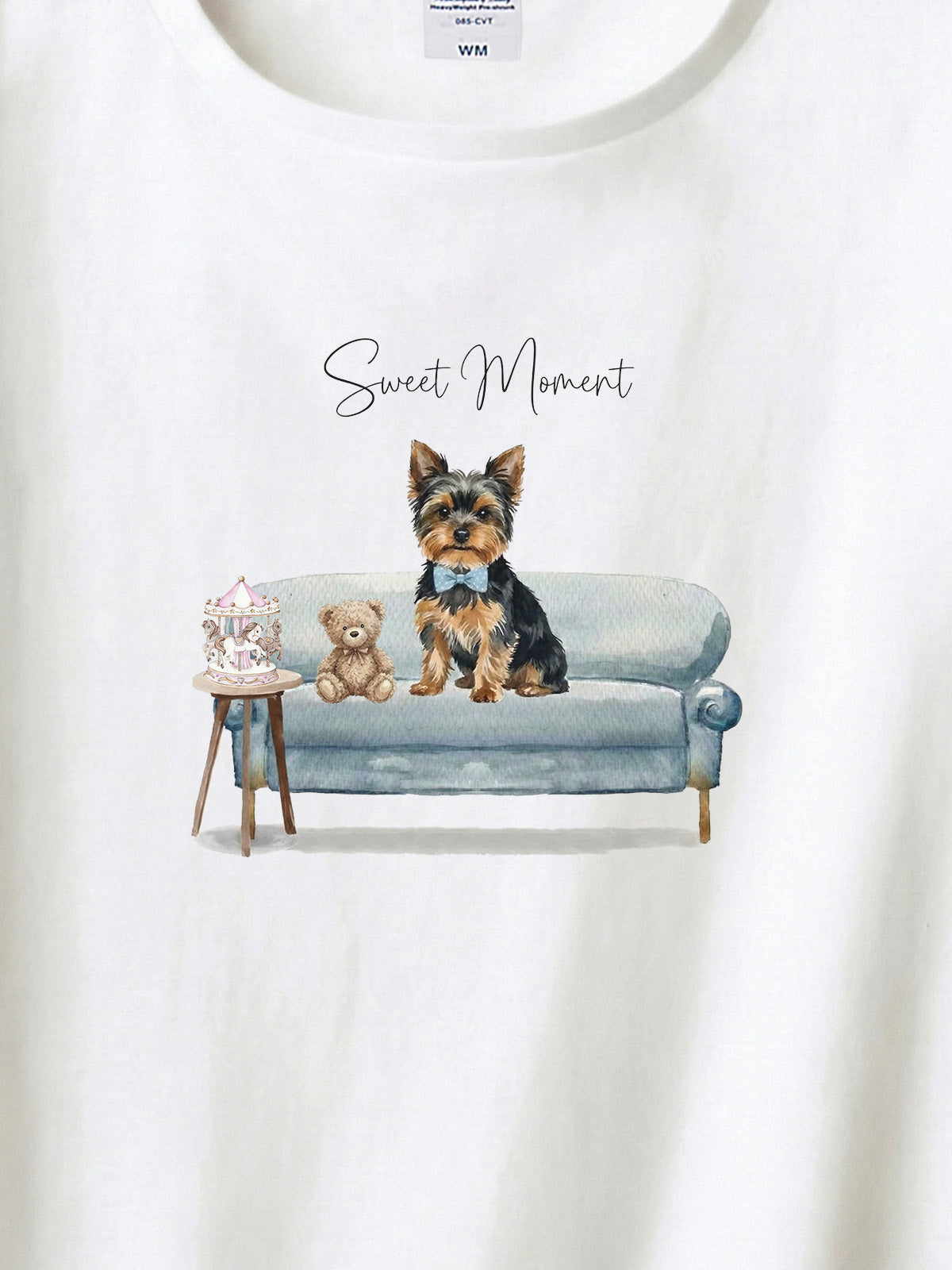 ヨークシャーテリア（ブラックタン）がプリントされた「ソファーで遊ぶ犬」Tシャツ（アップ）