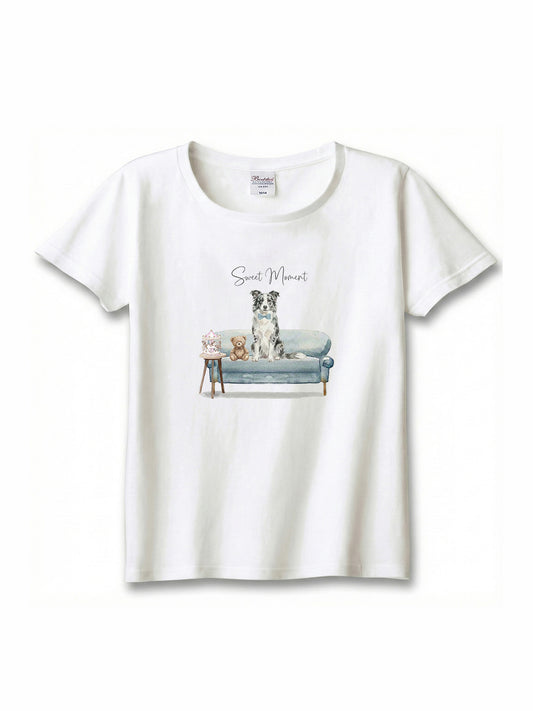 ボーダーコリー（ブルーマール）がプリントされた「ソファーで遊ぶ犬」Tシャツ