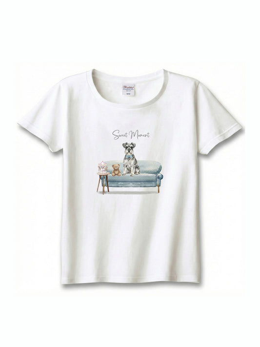 ミニチュアシュナウザー（ソルト＆ペッパー）がプリントされた「ソファーで遊ぶ犬」Tシャツ
