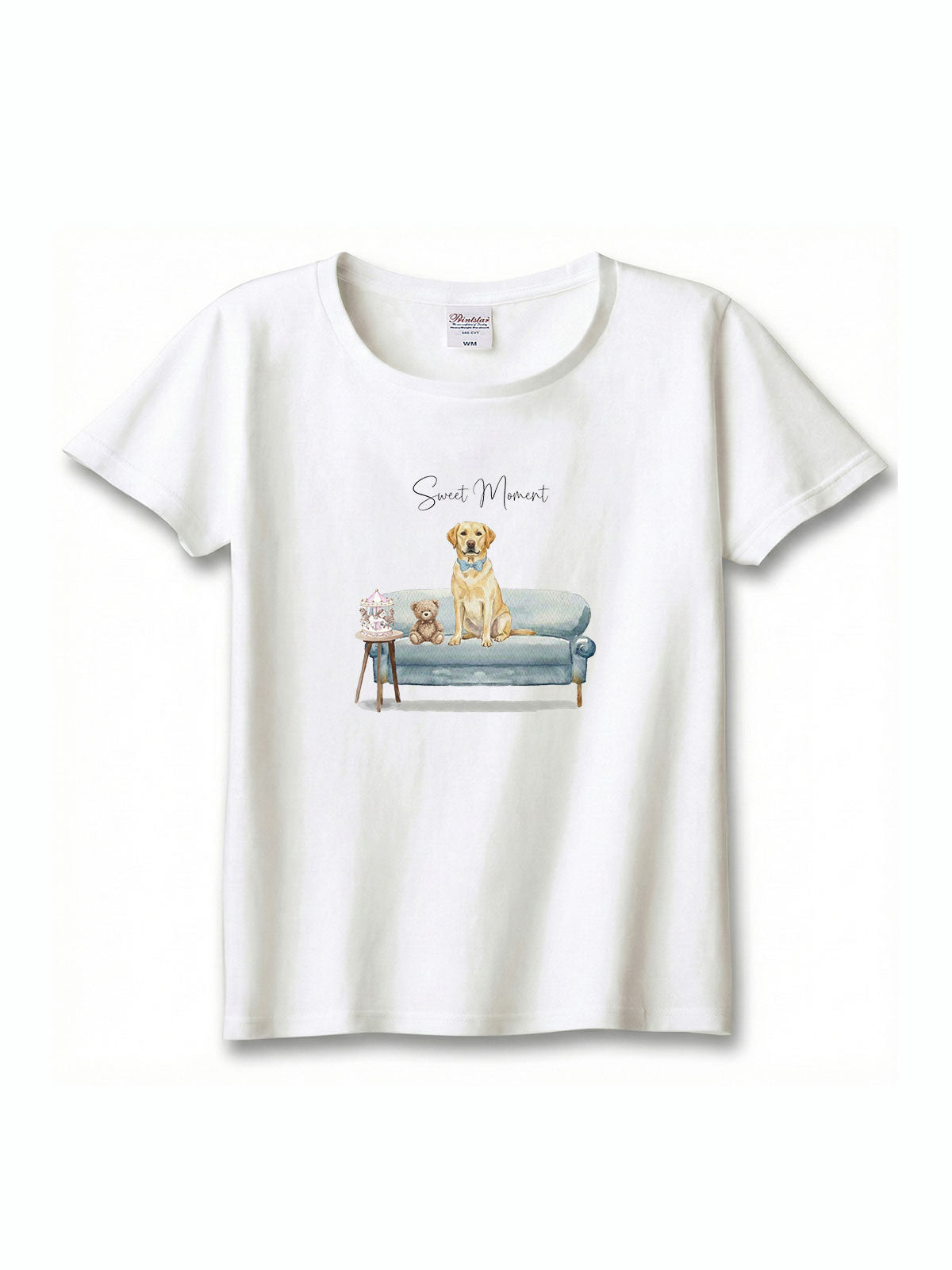 ラブラドールレトリバー（イエロー）がプリントされた「ソファーで遊ぶ犬」Tシャツ