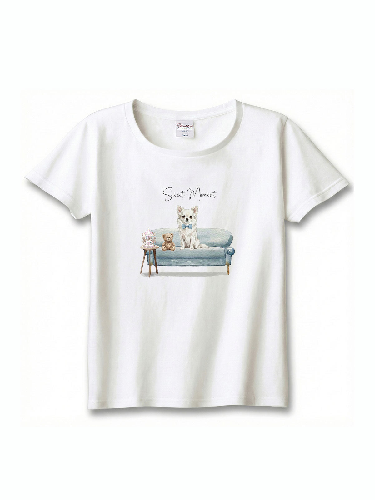ロングコートチワワ（ホワイト）がプリントされた「ソファーで遊ぶ犬」Tシャツ