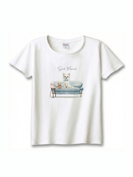 ロングコートチワワ（ホワイト）がプリントされた「ソファーで遊ぶ犬」Tシャツ