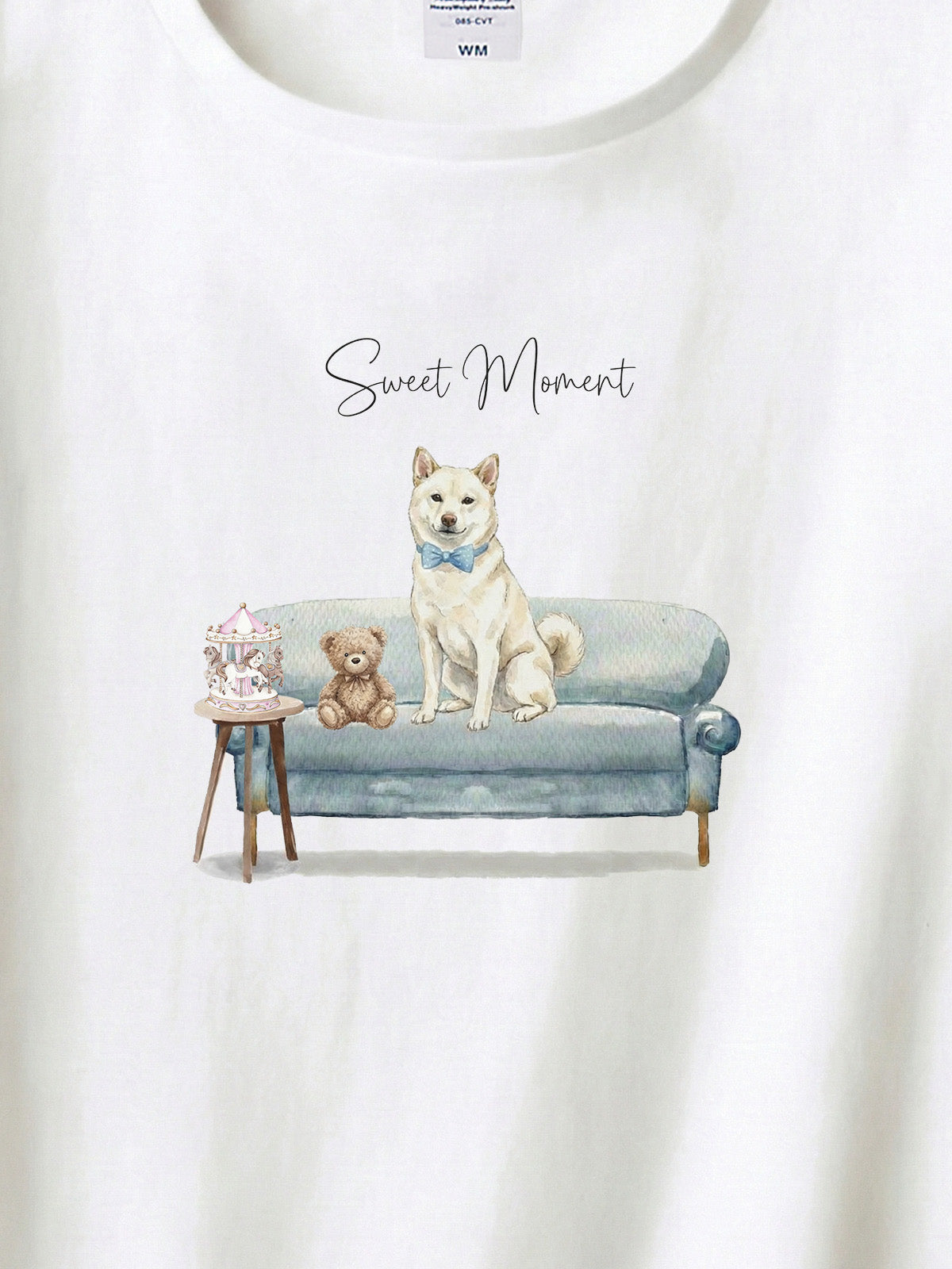 柴犬（白柴）がプリントされた「ソファーで遊ぶ犬」Tシャツ（アップ）