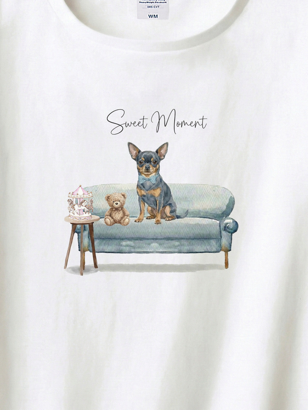 スムースコートチワワ（ブルータン）がプリントされた「ソファーで遊ぶ犬」Tシャツ（アップ）