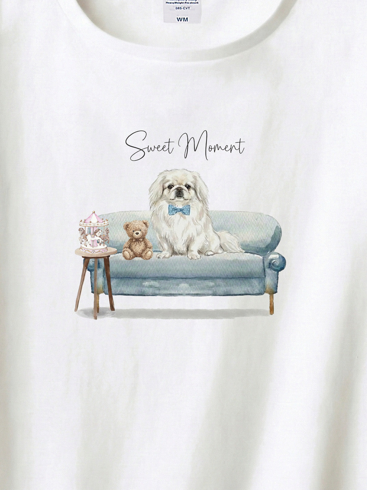 ペキニーズ（ホワイト）がプリントされた「ソファーで遊ぶ犬」Tシャツ（アップ）