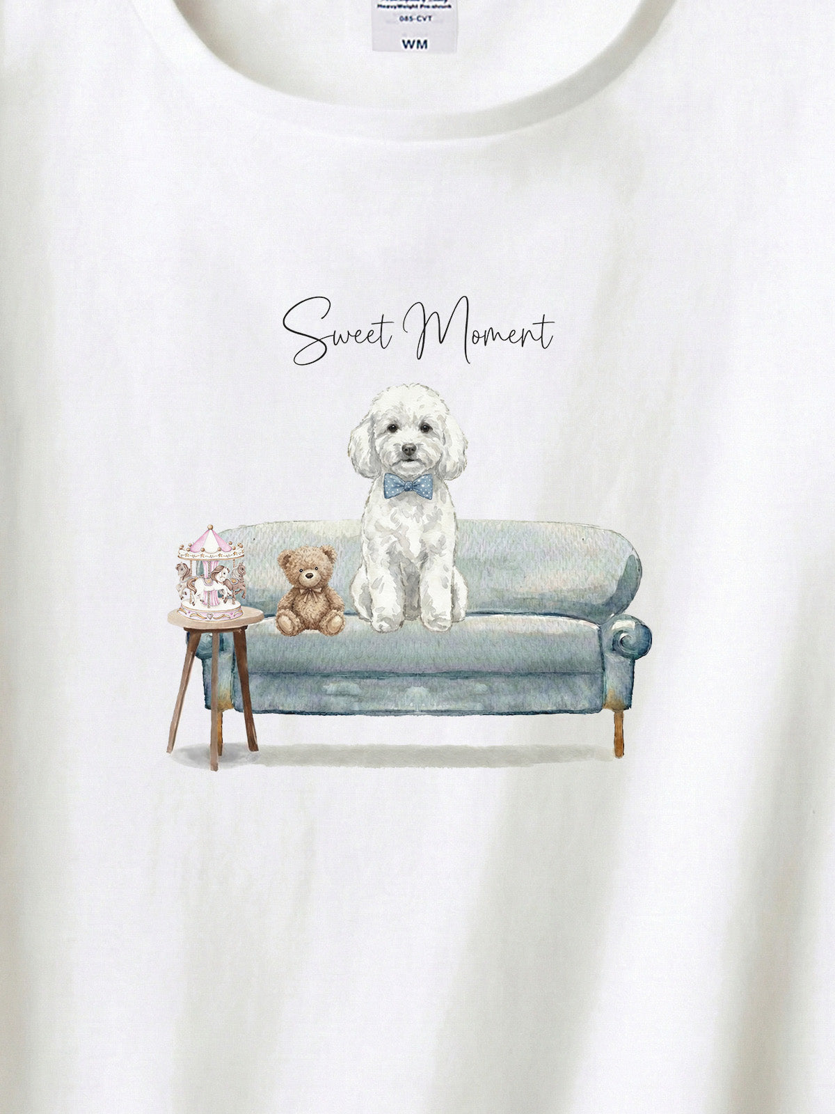 トイプードル（ホワイト）がプリントされた「ソファーで遊ぶ犬」Tシャツ（アップ）