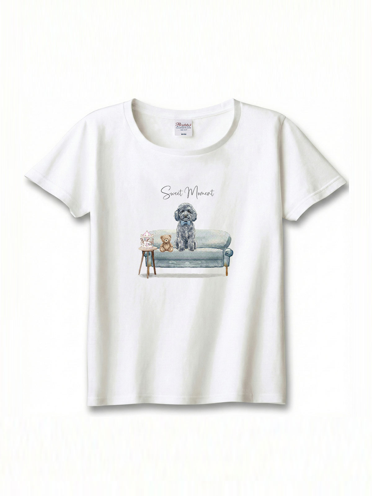 トイプードル（シルバー）がプリントされた「ソファーで遊ぶ犬」Tシャツ