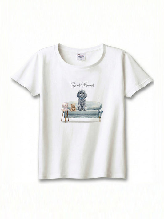 トイプードル（シルバー）がプリントされた「ソファーで遊ぶ犬」Tシャツ