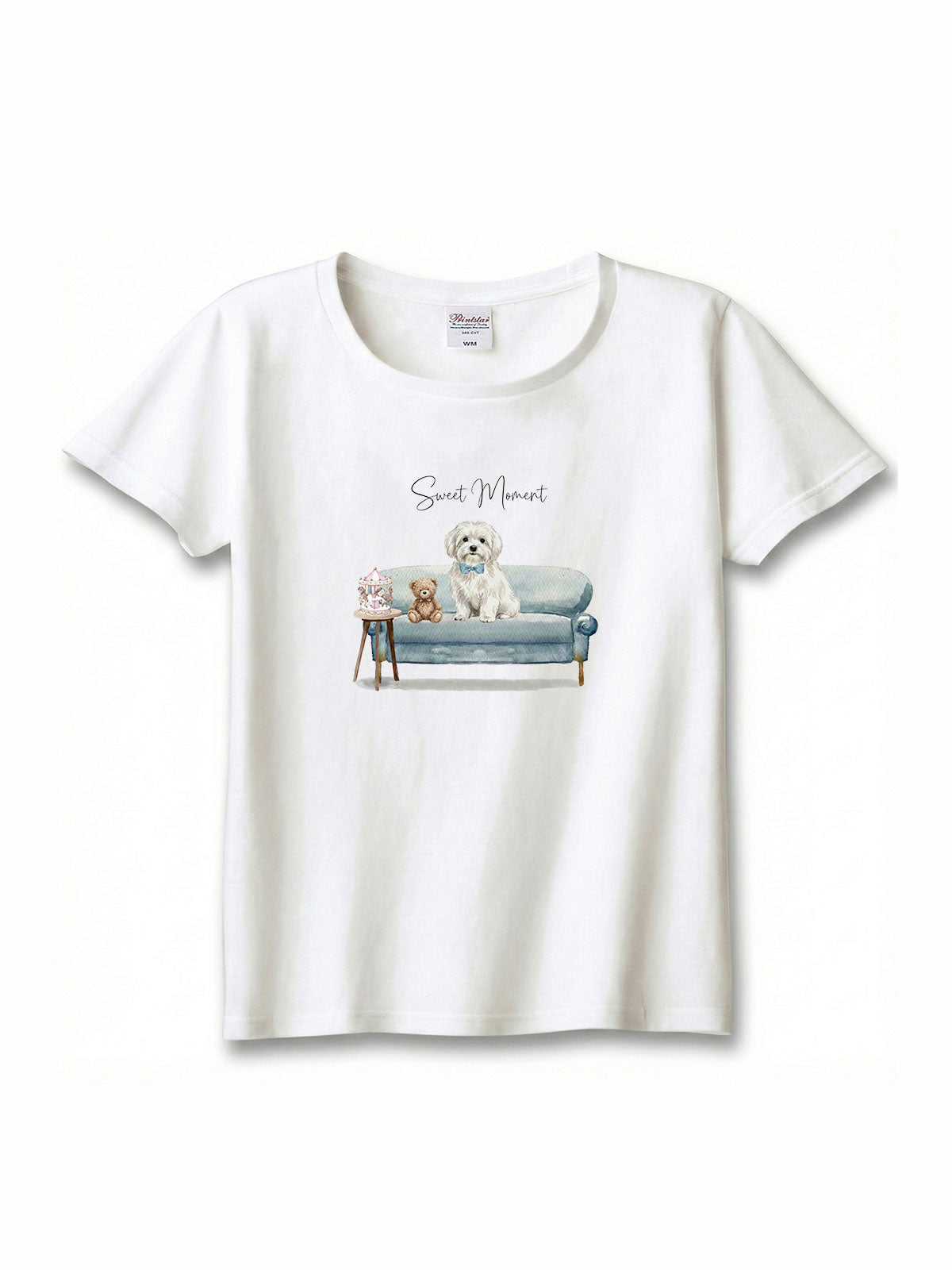 マルチーズ（ホワイト）がプリントされた「ソファーで遊ぶ犬」Tシャツ
