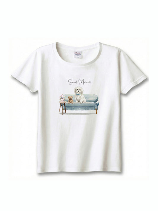 マルチーズ（ホワイト）がプリントされた「ソファーで遊ぶ犬」Tシャツ