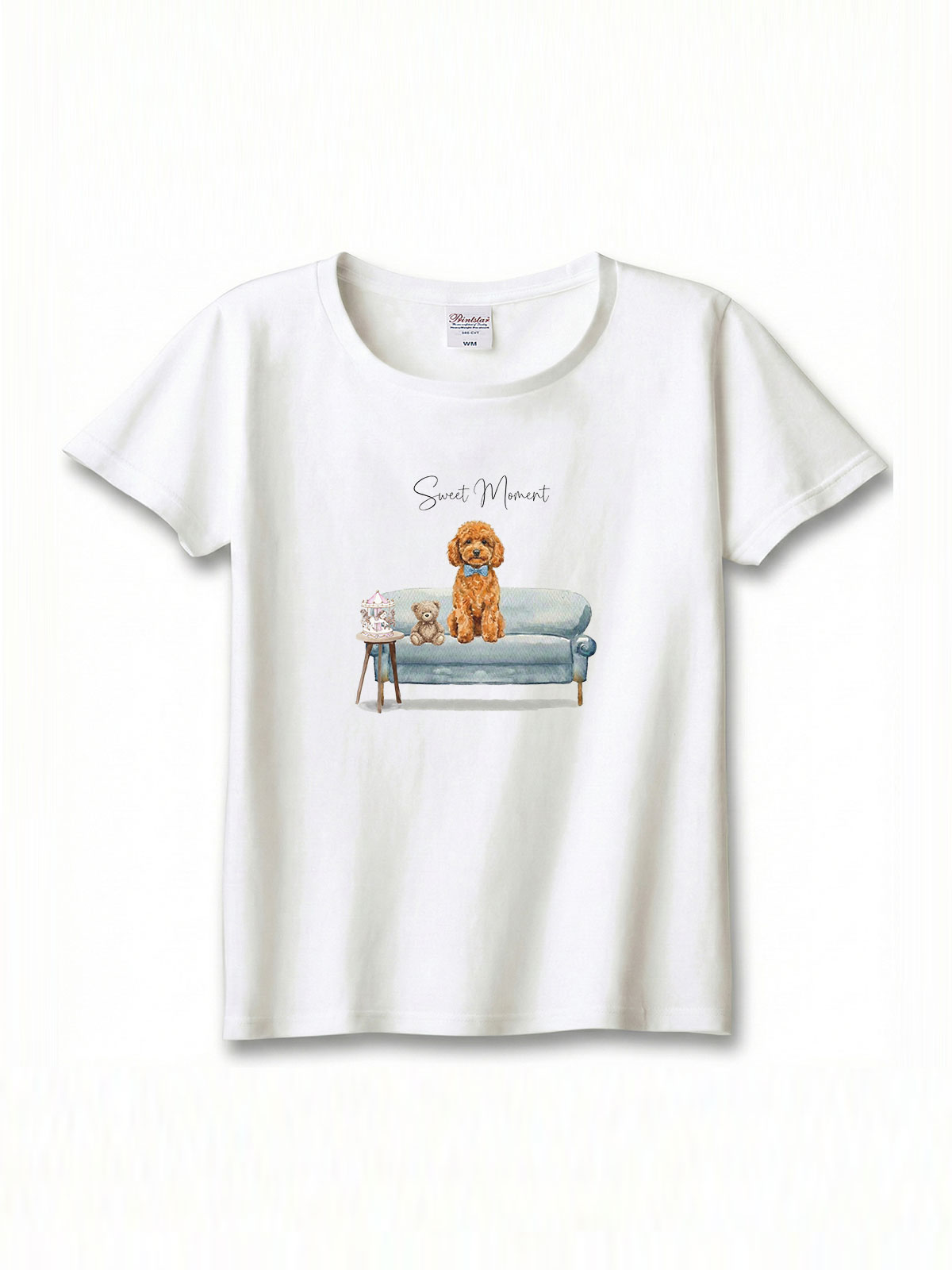 トイプードル（オレンジフォーン）がプリントされた「ソファーで遊ぶ犬」Tシャツ