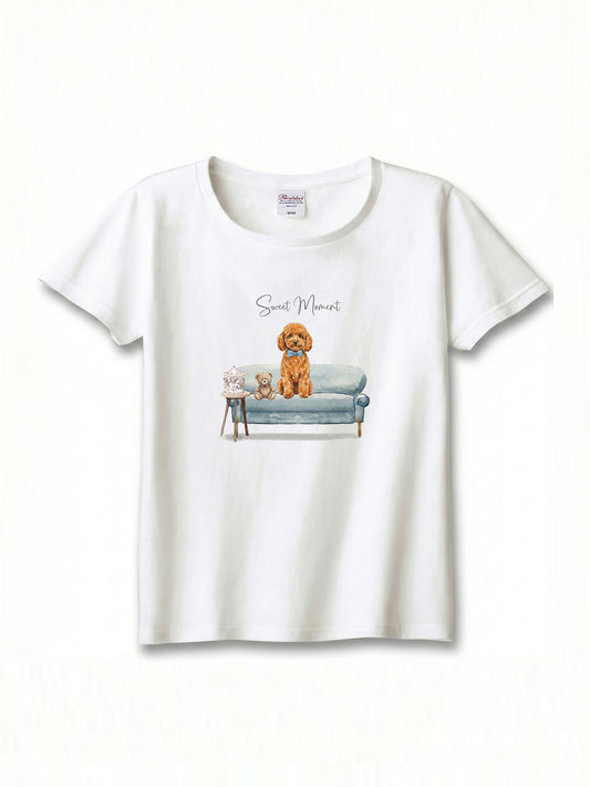 トイプードル（オレンジフォーン）がプリントされた「ソファーで遊ぶ犬」Tシャツ