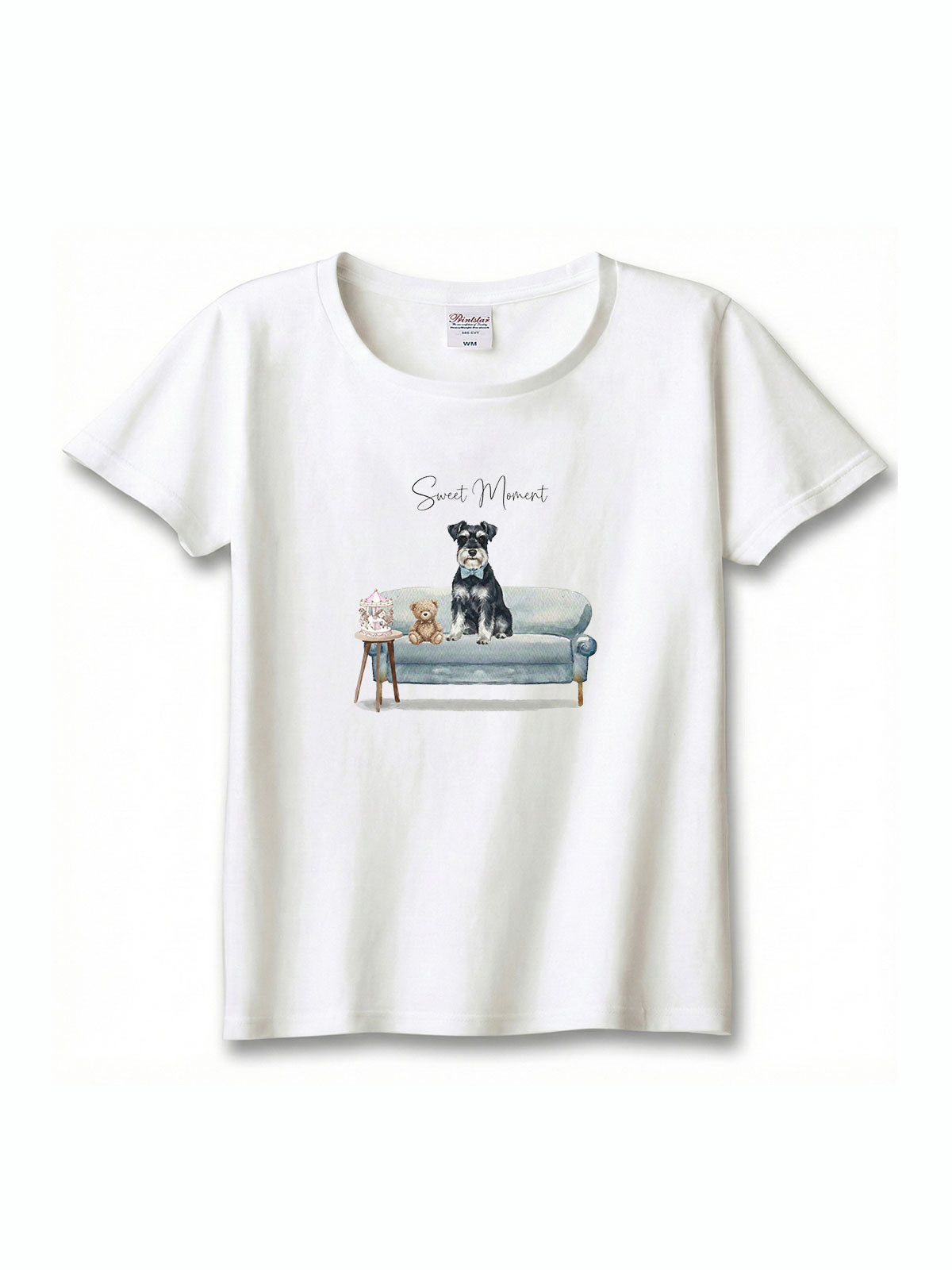 ミニチュアシュナウザー（ブラック＆シルバー）がプリントされた「ソファーで遊ぶ犬」Tシャツ
