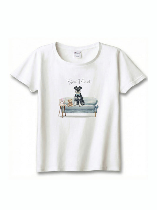 ミニチュアシュナウザー（ブラック＆シルバー）がプリントされた「ソファーで遊ぶ犬」Tシャツ