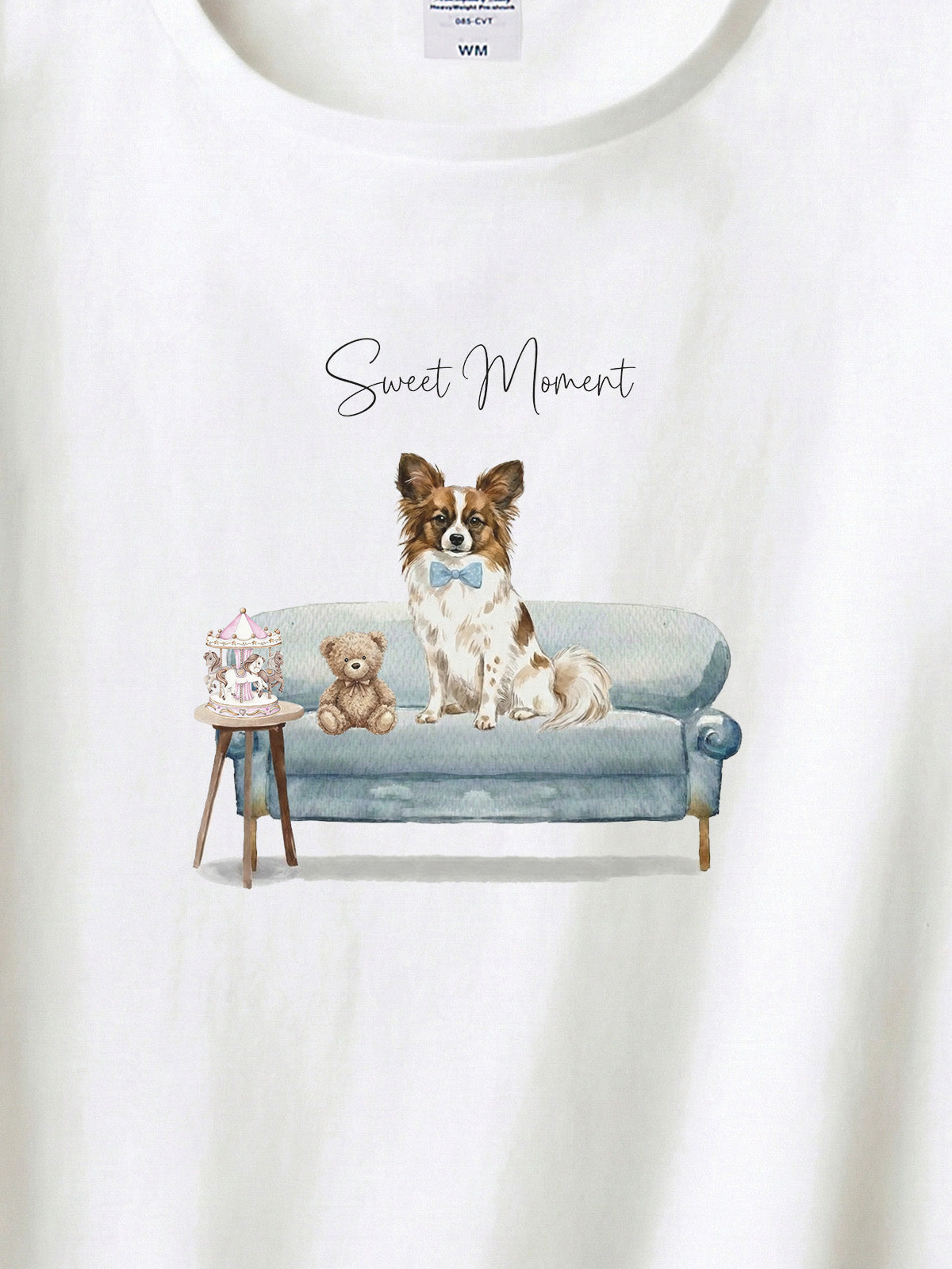 パピヨン（ホワイトセーブル）がプリントされた「ソファーで遊ぶ犬」Tシャツ（アップ）