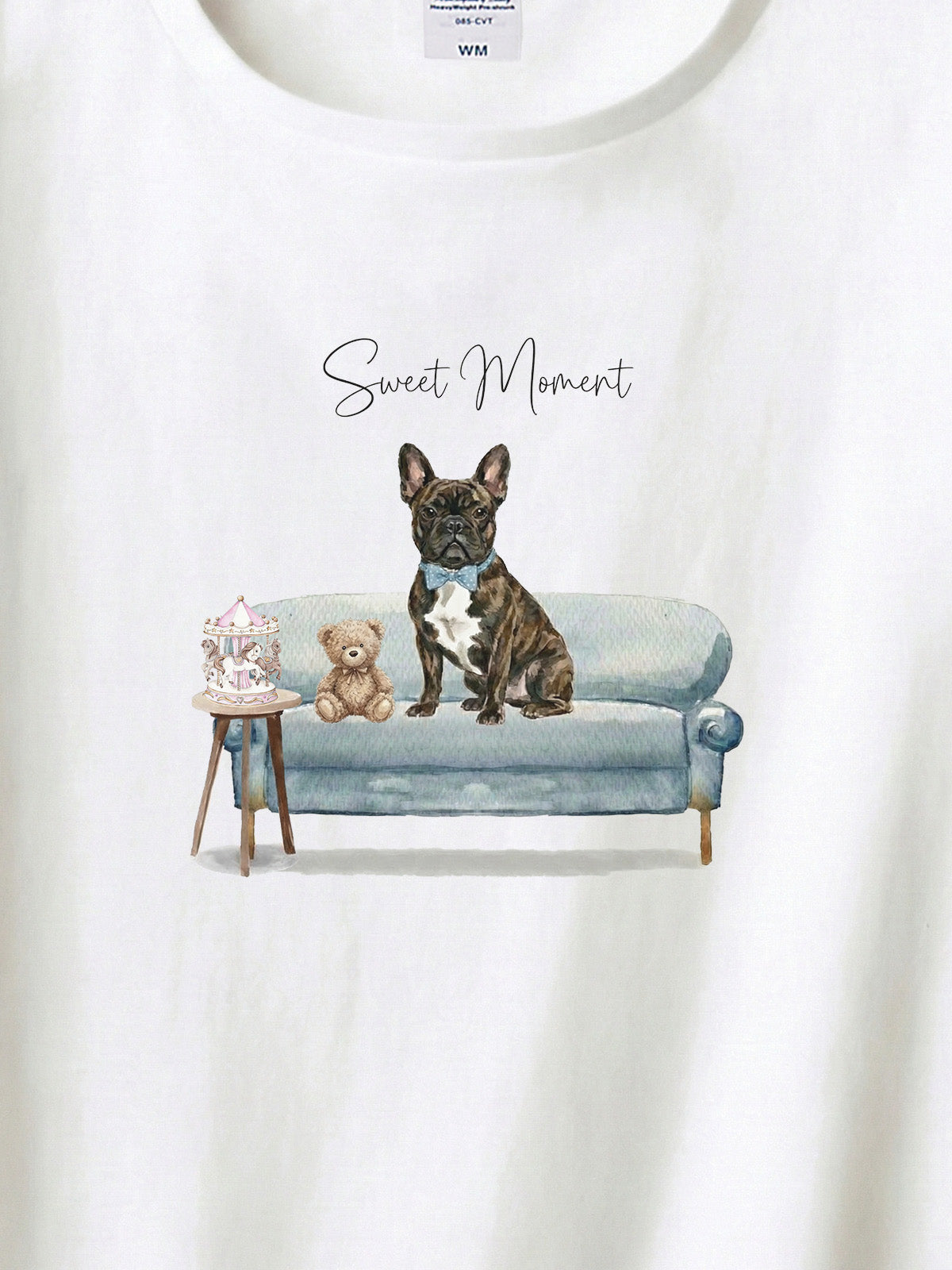フレンチブルドッグ（ブリンドル）がプリントされた「ソファーで遊ぶ犬」Tシャツ（アップ）