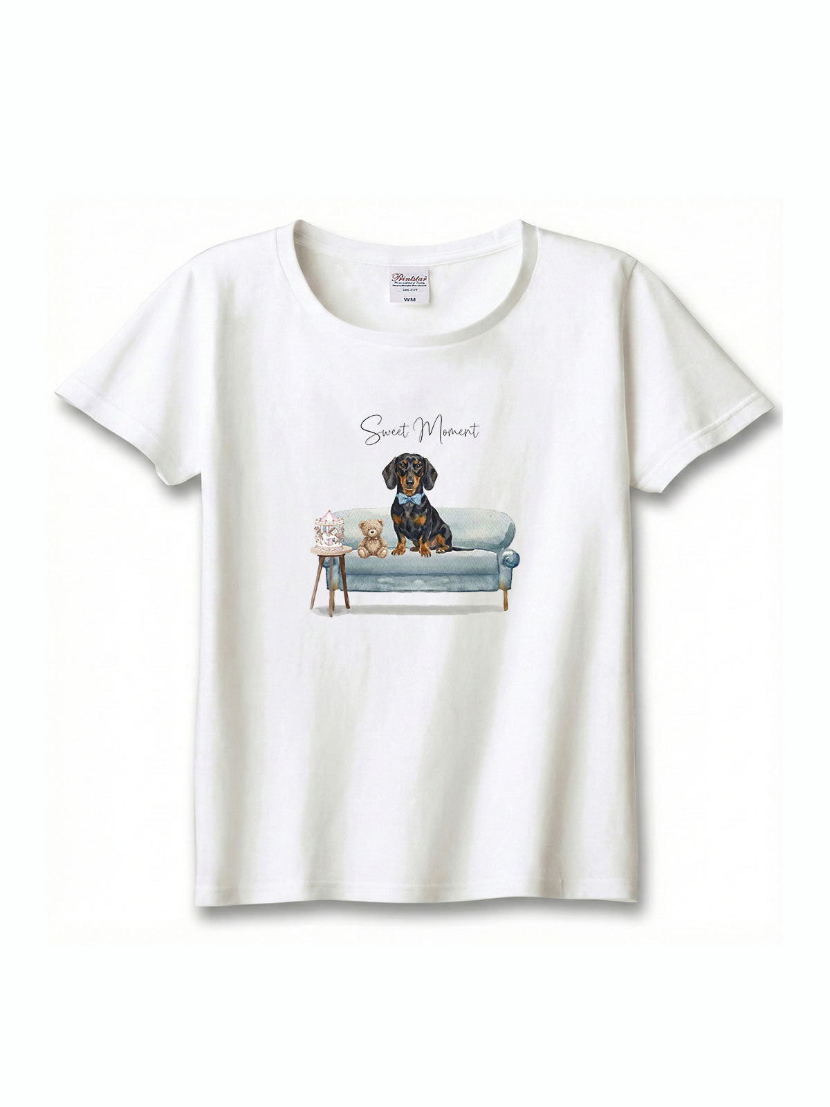 ミニチュアダックスフンド（ブラックタン）がプリントされた「ソファーで遊ぶ犬」Tシャツ