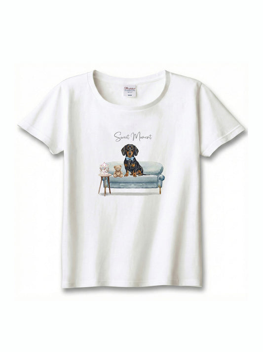 ミニチュアダックスフンド（ブラックタン）がプリントされた「ソファーで遊ぶ犬」Tシャツ