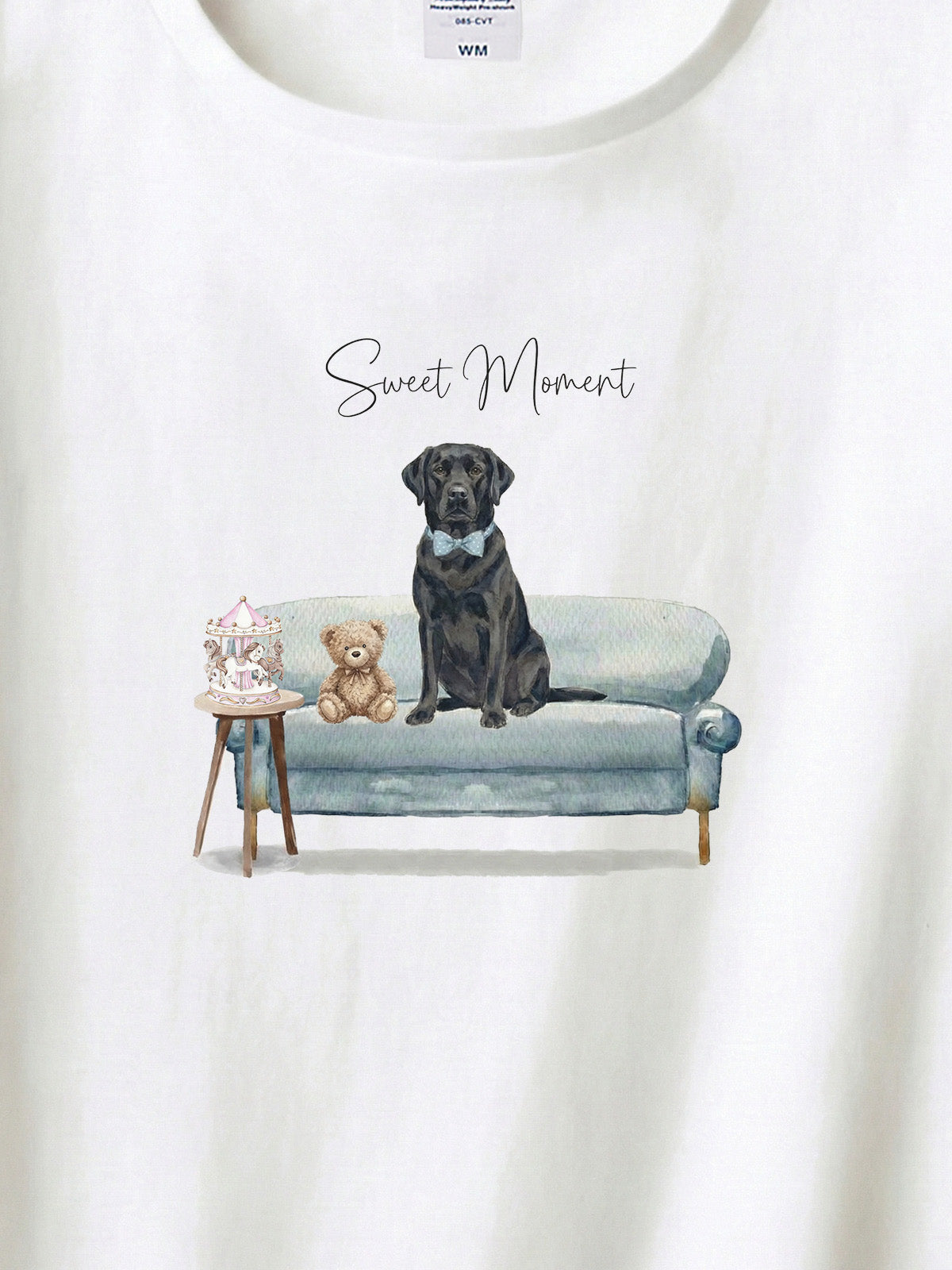 ラブラドールレトリバー（ブラック）がプリントされた「ソファーで遊ぶ犬」Tシャツ（アップ）