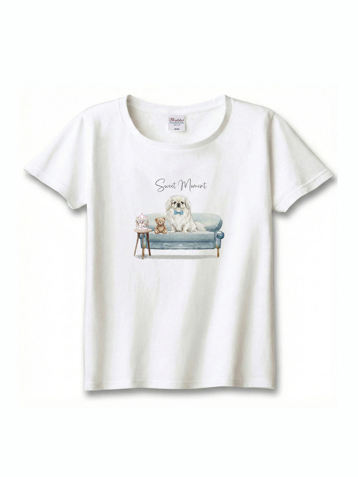 ペキニーズ（ホワイト）がプリントされた「ソファーで遊ぶ犬」Tシャツ