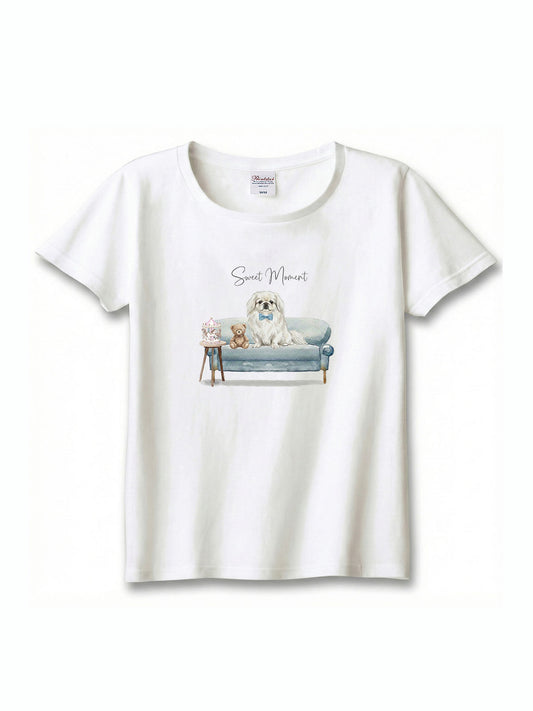 ペキニーズ（ホワイト）がプリントされた「ソファーで遊ぶ犬」Tシャツ