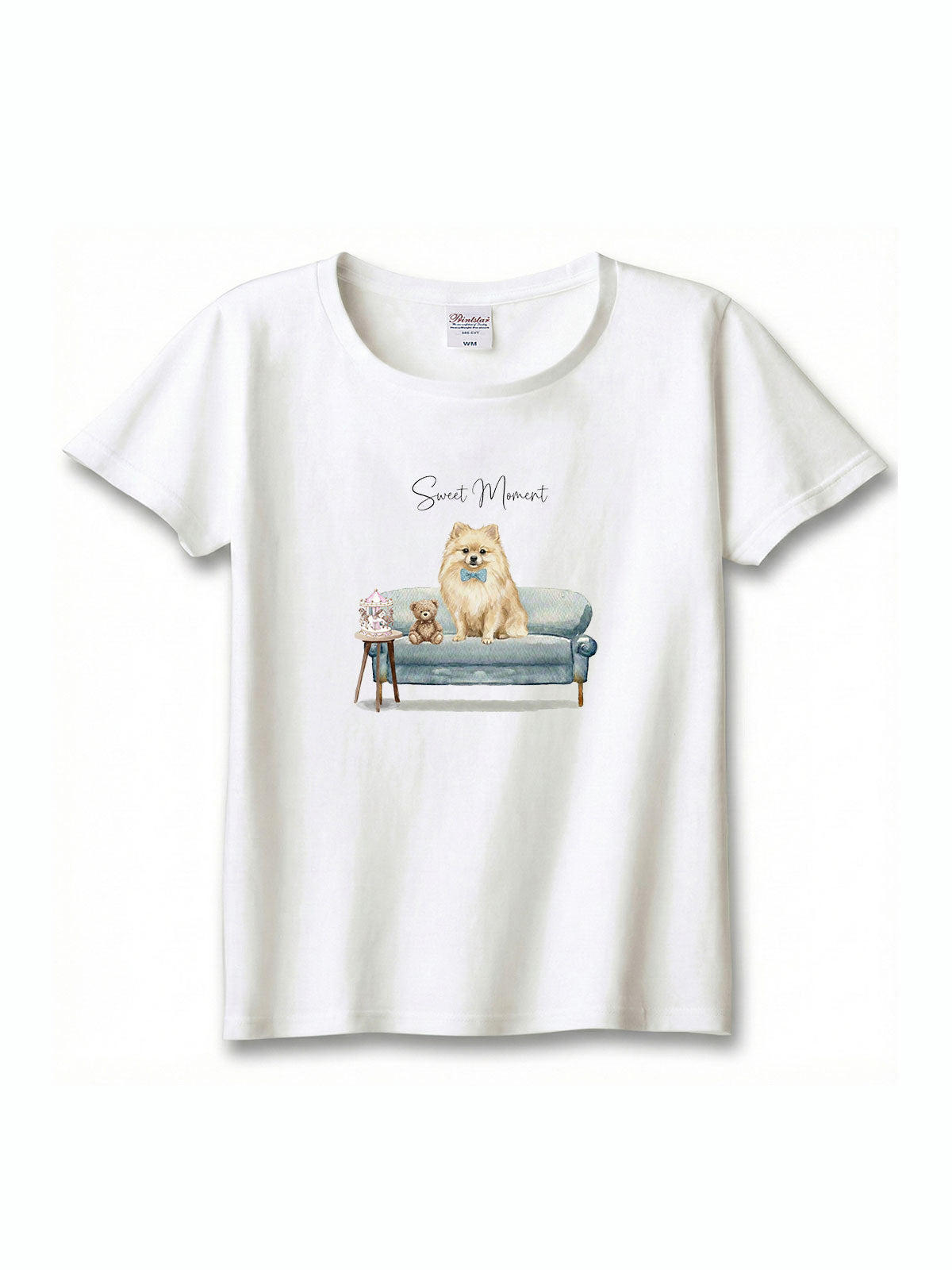 フレンチブルドッグ（クリーム）がプリントされた「ソファーで遊ぶ犬」Tシャツ