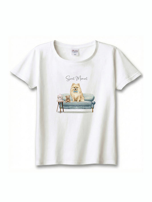 フレンチブルドッグ（クリーム）がプリントされた「ソファーで遊ぶ犬」Tシャツ