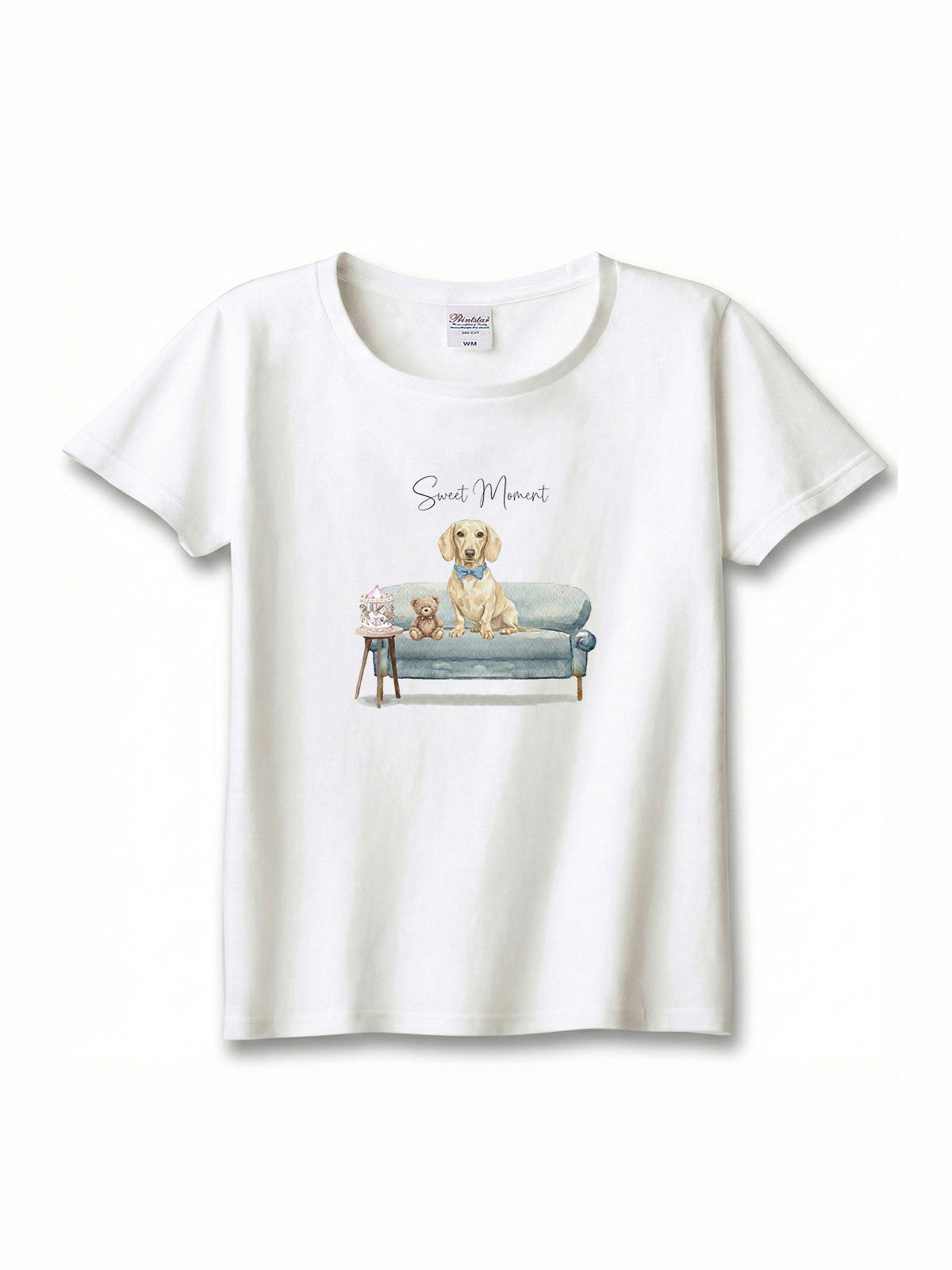 ミニチュアダックスフンド（クリーム）がプリントされた「ソファーで遊ぶ犬」Tシャツ