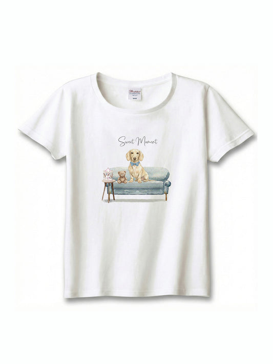 ミニチュアダックスフンド（クリーム）がプリントされた「ソファーで遊ぶ犬」Tシャツ
