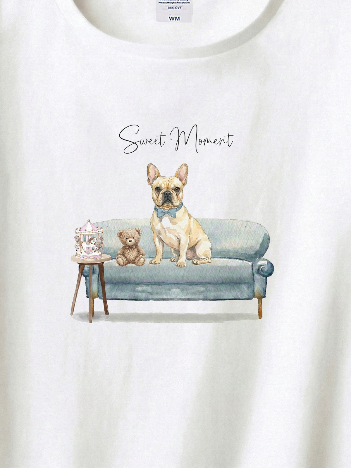 フレンチブルドッグ（クリーム）がプリントされた「ソファーで遊ぶ犬」Tシャツ（アップ）