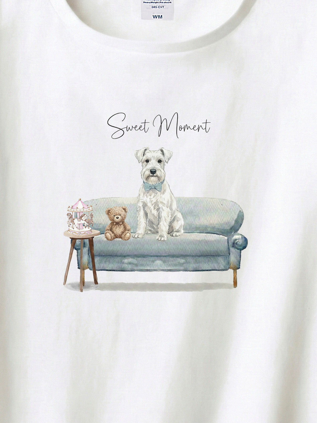 ミニチュアシュナウザー（ホワイト）がプリントされた「ソファーで遊ぶ犬」Tシャツ（アップ）