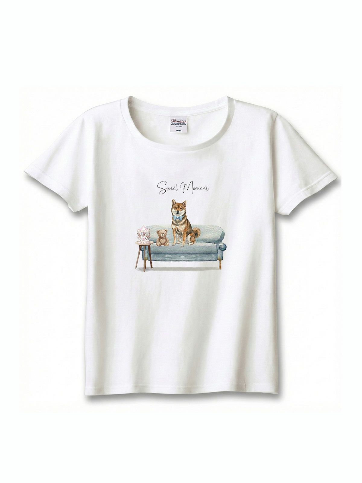 柴犬（胡麻柴）がプリントされた「ソファーで遊ぶ犬」Tシャツ