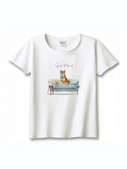 柴犬（胡麻柴）がプリントされた「ソファーで遊ぶ犬」Tシャツ