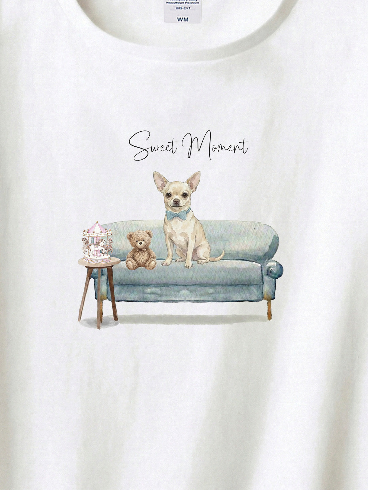 スムースコートチワワ（クリーム）がプリントされた「ソファーで遊ぶ犬」Tシャツ（アップ）
