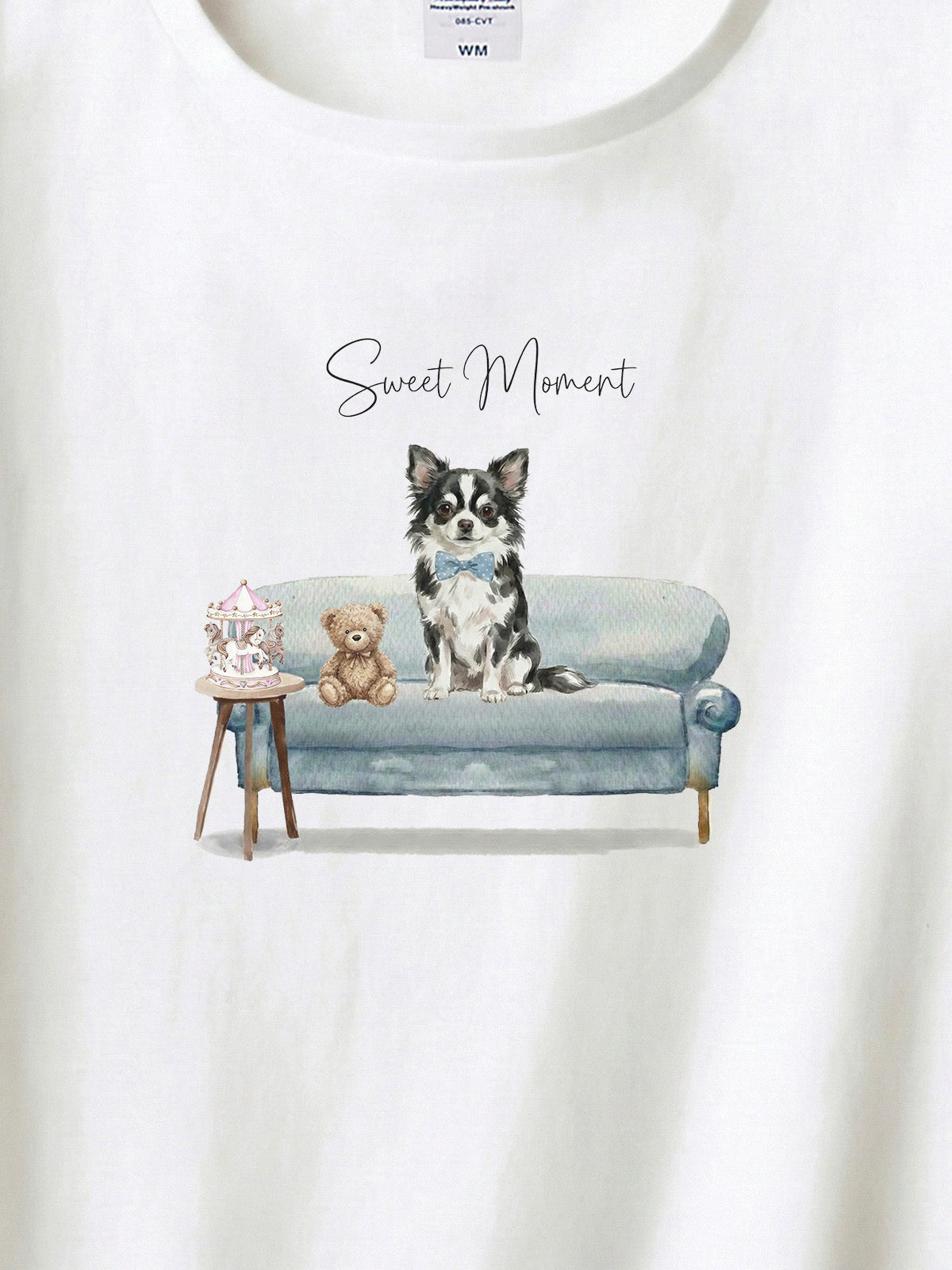 ロングコートチワワ（ブラック＆ホワイト）がプリントされた「ソファーで遊ぶ犬」Tシャツ（アップ）