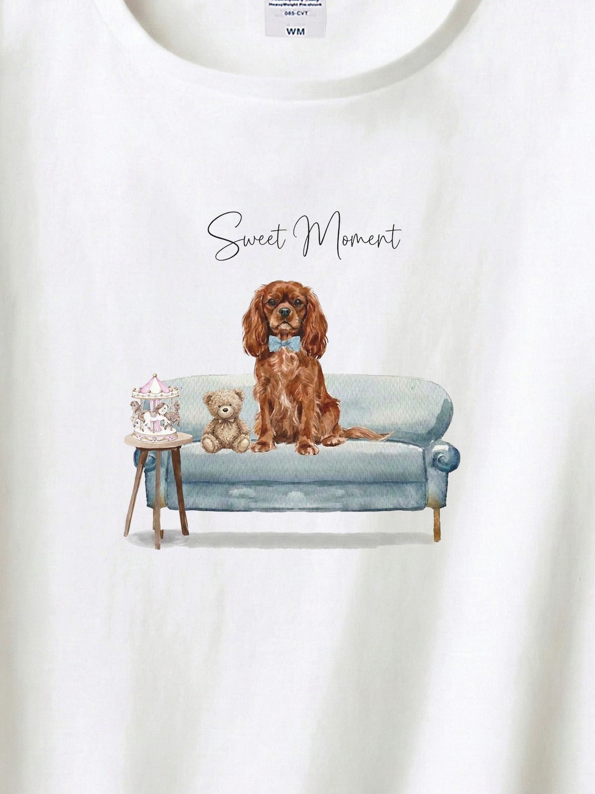 キャバリア（ルビー）がプリントされた「ソファーで遊ぶ犬」Tシャツ（アップ）