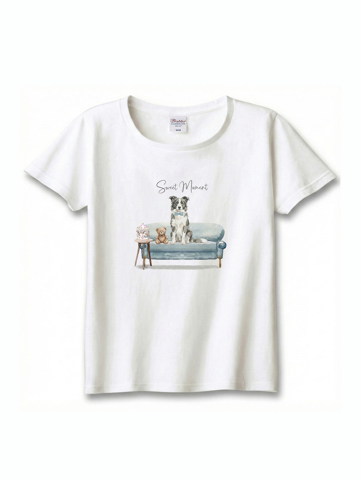 ボーダーコリー（ブルー＆ホワイト）がプリントされた「ソファーで遊ぶ犬」Tシャツ