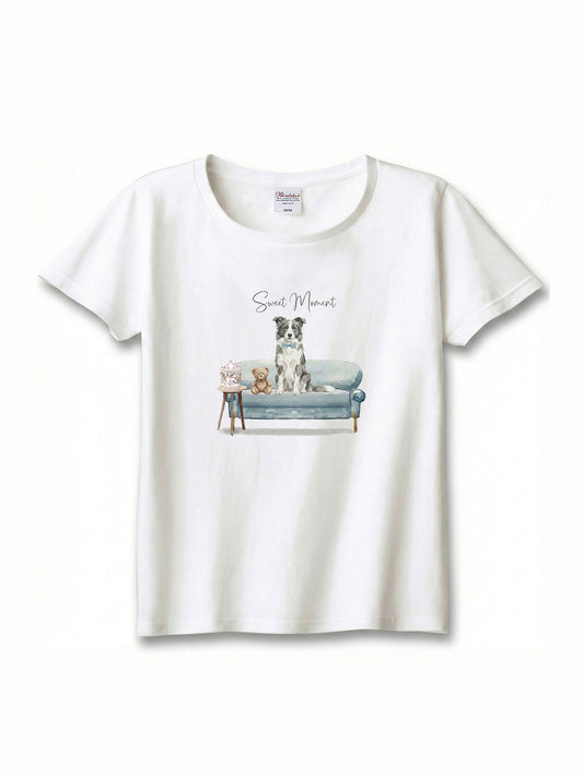 ボーダーコリー（ブルー＆ホワイト）がプリントされた「ソファーで遊ぶ犬」Tシャツ