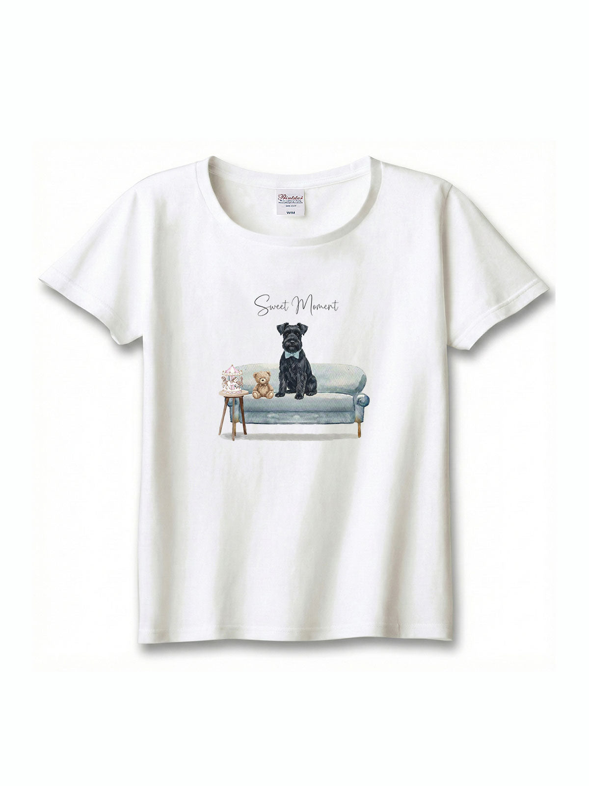 ミニチュアシュナウザー（ブラック）がプリントされた「ソファーで遊ぶ犬」Tシャツ