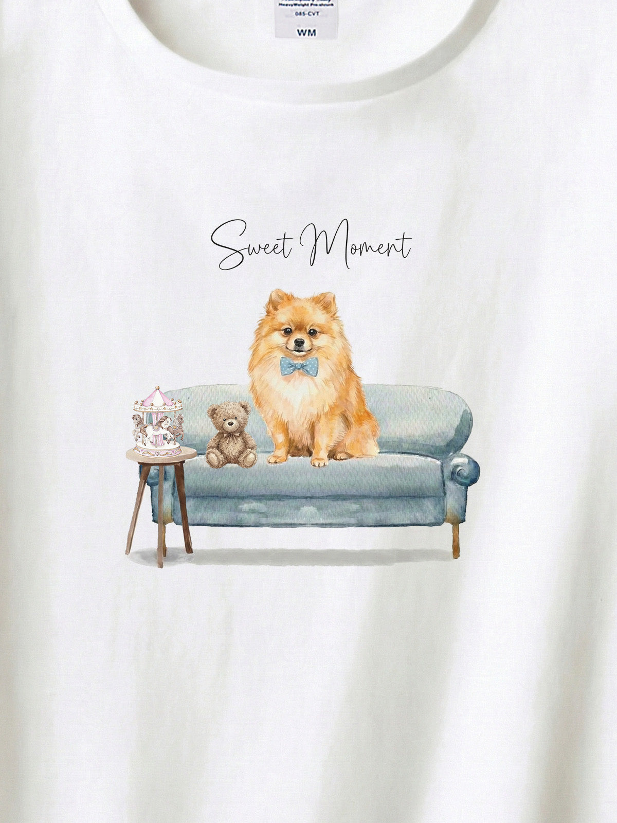 ポメラニアン（オレンジ）がプリントされた「ソファーで遊ぶ犬」Tシャツ（アップ）