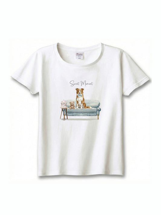 ボーダーコリー（レッド＆ホワイト）がプリントされた「ソファーで遊ぶ犬」Tシャツ