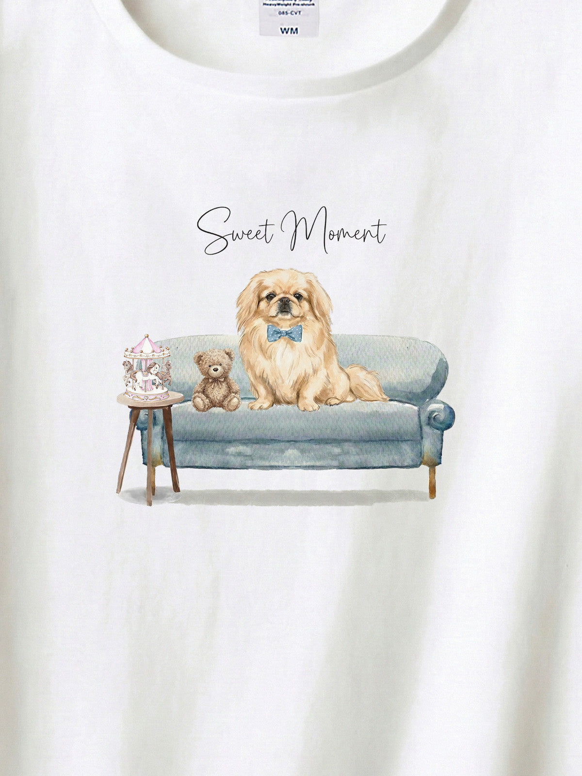 ペキニーズ（クリーム）がプリントされた「ソファーで遊ぶ犬」Tシャツ（アップ）