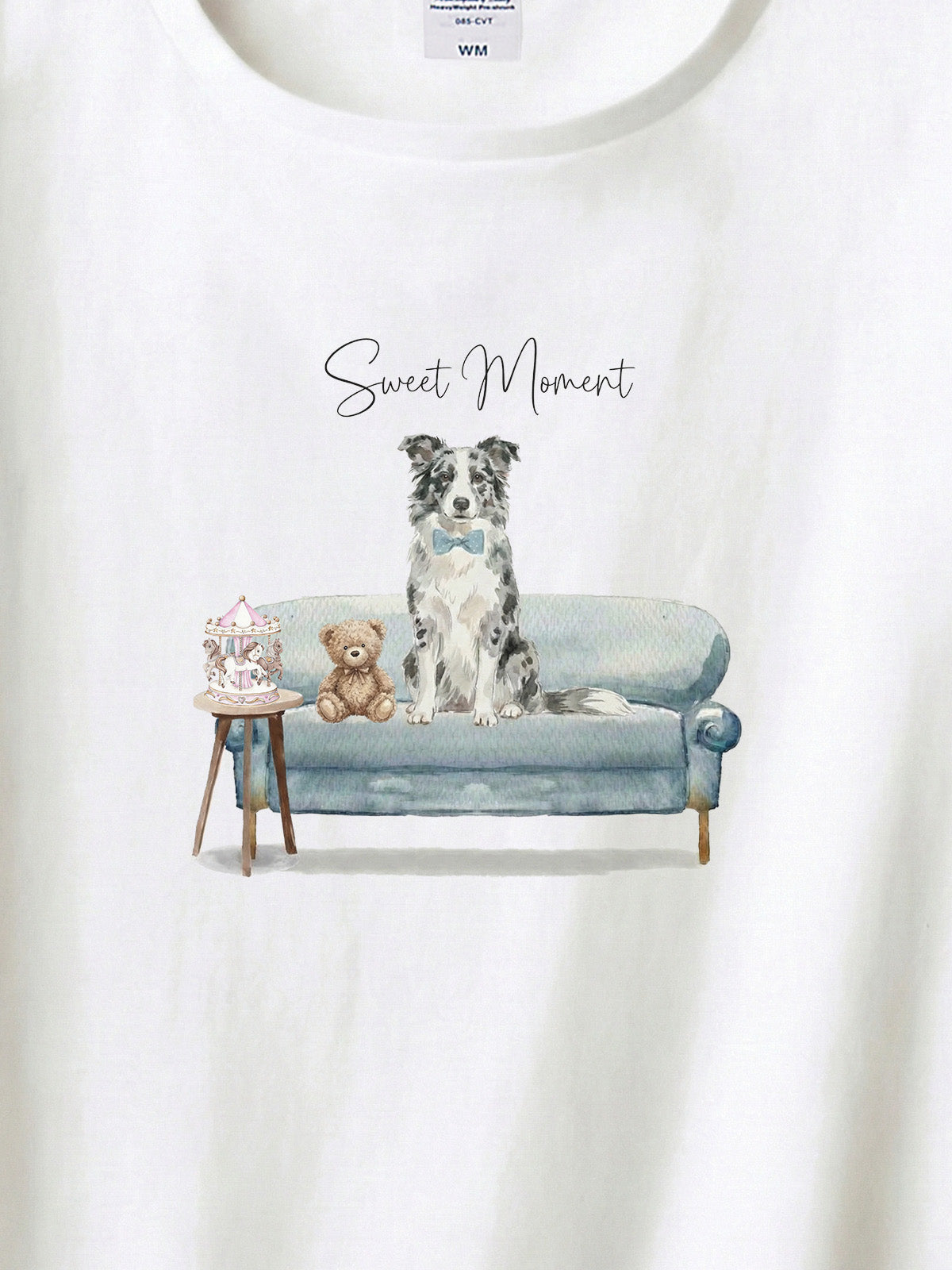 ボーダーコリー（ブルーマール）がプリントされた「ソファーで遊ぶ犬」Tシャツ（アップ）