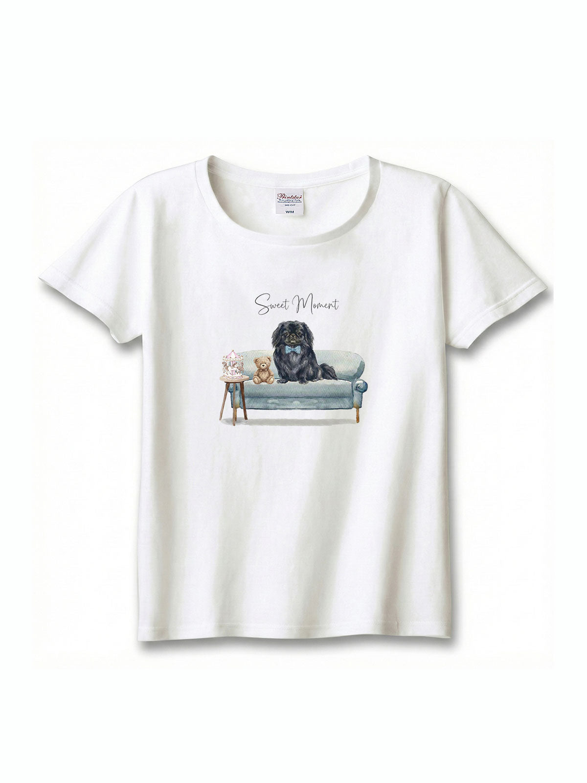 ペキニーズ（ブラック）がプリントされた「ソファーで遊ぶ犬」Tシャツ