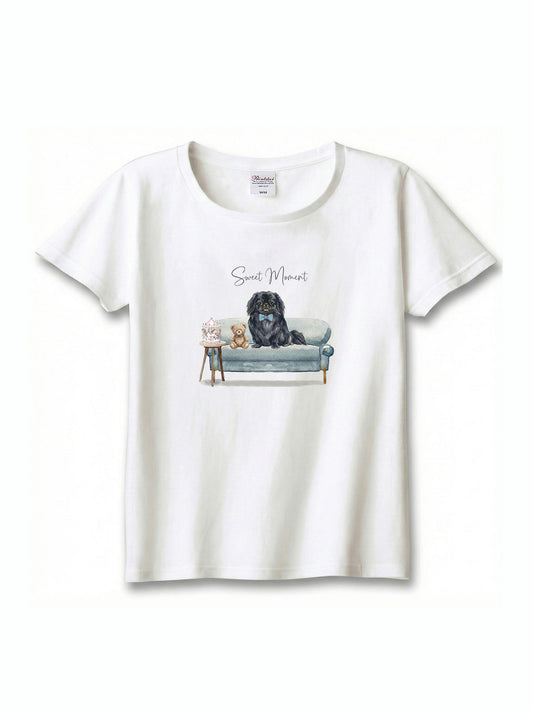 ペキニーズ（ブラック）がプリントされた「ソファーで遊ぶ犬」Tシャツ